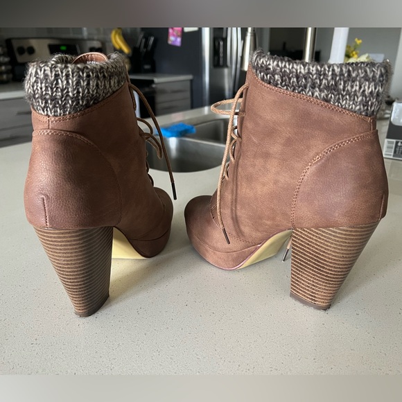 Women’s Booties Size 7 - Picture 2 of 3